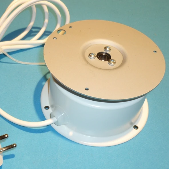 Drehbühne 10 kg Tragkraft Gehäuse: weiß pulverbeschichtet Drehteller: 124 mm ø Gehäusedurchmesser: 130 mm Gesamhöhe: 72 mm Drehzahl: 2,5 U/Min. (rechtsdrehend) Betriebsspannung: 220 – 240 V
